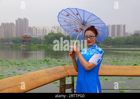 COMTÉ de LUANNAN, Chine - 9 juin 2018 : dame cheongsam jouant dans le parc, COMTÉ DE LUANNAN, province du Hebei, Chine Banque D'Images