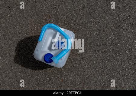 Cartouche de carburant d'eau AdBlue avec entonnoir dans la voiture Banque D'Images