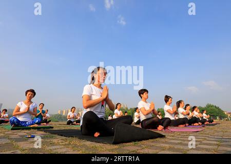 Comté de Luannan - 21 juin 2018 : pratiquants de yoga dans le parc, le jour est la Journée internationale du yoga. Comté de Luannan, province du Hebei, Chine Banque D'Images