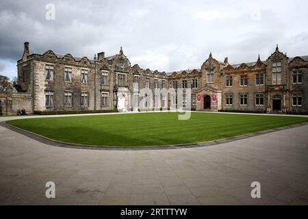 Photo du dossier datée du 24/04/2018 d'une vue générale des salles du Lower College et du Upper College de l'Université de St Andrews. Une université écossaise a mis Oxford et Cambridge au premier rang du classement national pour la deuxième fois en 30 ans. L'Université de St Andrews a été nommée meilleure université du Royaume-Uni et d'Écosse par le Times and Sunday Times Good University Guide, et l'Université de Glasgow a été nommée université écossaise de l'année. Le prince et la princesse de Galles se sont rencontrés alors qu'ils étudiaient à l'université au début des années 2000 Date de parution : vendredi 15 septembre 2023. Banque D'Images