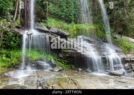 Cascade de Mae sa Pok. Belle cascade dans la province de Chiang mai, Thaïlande du Nord. Banque D'Images
