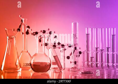 Concept de recherche en laboratoire. Verrerie de laboratoire scientifique avec liquide coloré. Banque D'Images