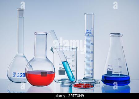 Concept de recherche en laboratoire. Verrerie de laboratoire scientifique avec liquide coloré. Banque D'Images