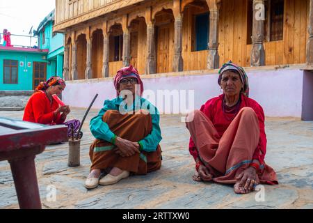 8 mai 2023, Tehri, India.Garhwali femmes en tenue traditionnelle se rassemblent devant une maison en bois himalayenne faite à la main à Uttarakhand. Banque D'Images