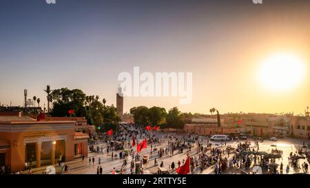Coucher de soleil vue aérienne de la place Jemaa el-Fnaa avec la mosquée Kutubiyya ou Koutoubia en arrière-plan. Marrakech Medina. Marrakech, Maroc. Banque D'Images
