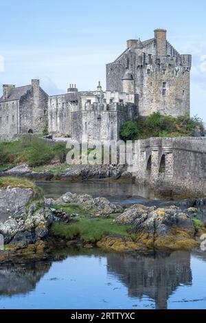 Château d'Eilean Donan dans les Highlands écossais près de Dornie et entouré de trois lochs marins Banque D'Images