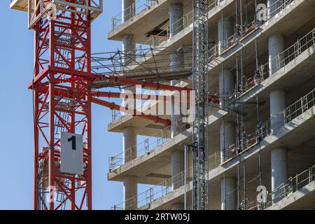 Site de construction de grande hauteur avec grue de construction fixe Banque D'Images