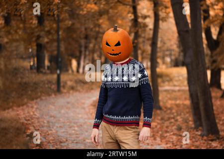 Portrait de personne adulte avec citrouille Halloween sur la tête. Halloween Jack-o-lanterne drôle décoration de costume. Banque D'Images