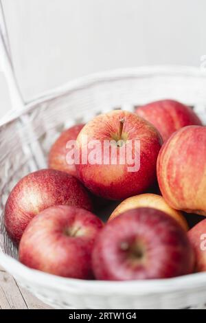 pommes rouges dans un panier sur une table Banque D'Images