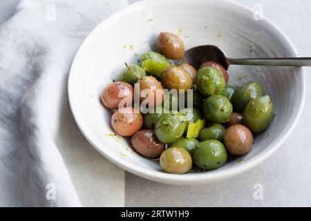 Olives siciliennes marinées dans un bol Banque D'Images