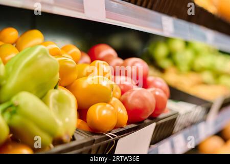 Gros plan de légumes frais couchés sur des étagères dans le supermarché Banque D'Images