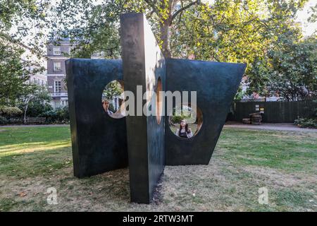 Londres, Royaume-Uni. 15 septembre 2023. Les trois obliques (Walk In) de Dame Barbara Hepworth dirigeront la soirée Art moderne britannique et irlandais le 18 octobre. L'œuvre a été conçue en 1969 et coulée dans une édition limitée de seulement 2 exemplaires plus une distribution d'artiste. Mesurant près de 3 m de haut, c'est l'une des sculptures les plus impressionnantes et monumentales de Hepworth.est £6 000 000-9 000 000.Paul Quezada-Neiman/Alamy Live News crédit : Paul Quezada-Neiman/Alamy Live News Banque D'Images