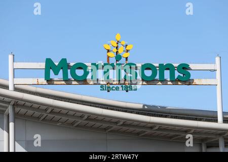 Signalisation au-dessus de l'entrée d'un supermarché Morisons, Écosse, Royaume-Uni Banque D'Images