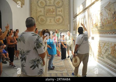 Tunis, Tunisie. 14 septembre 2023. Les touristes visitent le Musée National du Bardo à Tunis, capitale de la Tunisie, le 14 septembre 2023. Le Musée national du Bardo a rouvert ses portes jeudi après plus de deux ans de fermeture. Crédit : Adel Ezzine/Xinhua/Alamy Live News Banque D'Images