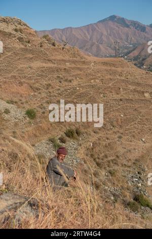 30 novembre 2022. Tehri Garhwal, Uttarakhand Inde. Garhwali homme au milieu de la campagne montagneuse de l'Uttarakhand, mettant en valeur le Garhwali cu Banque D'Images