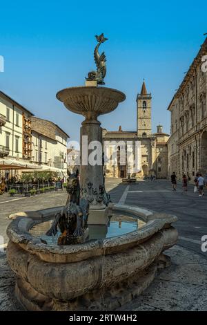 La fontaine avec les statues en bronze de la moitié des chevaux et des demi-tritons sur la Piazza Arringo. En arrière-plan la cathédrale de Sant' Emidio. Ascoli Piceno Banque D'Images