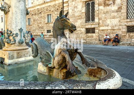 Dans le centre de Piazza Arringo les deux fontaines elliptiques avec des sculptures en bronze de Giorgio Paci représentant des chevaux avec des queues de triton. Ascoli Piceno Banque D'Images