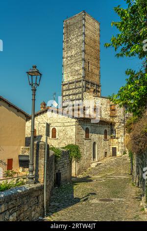 La tour Novelli garde la porte de la ville Porta Solestà et le pont romain. Ascoli Piceno, région des Marches, Italie, Europe Banque D'Images