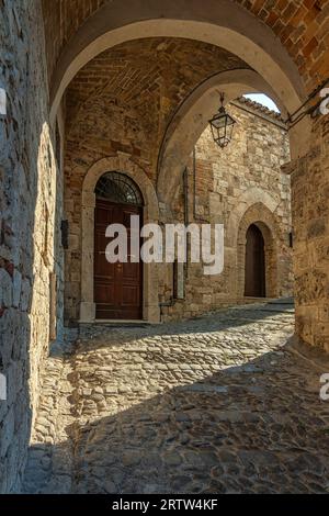 Un aperçu de Ascoli Piceno médiéval avec les bâtiments, les arches et les escaliers en pierre et pavés. Ascoli Piceno, région des Marches, Italie, Europe Banque D'Images