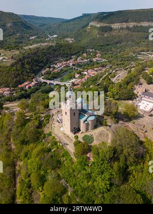 Nichée dans la forteresse historique de Tsarevets en Bulgarie, l'église de la forteresse de Tsarevets témoigne du riche patrimoine du pays. Banque D'Images