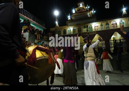 30 novembre 2022. Tehri Garhwal, Uttarakhand Inde. Les habitants de Garhwali en tenue traditionnelle vibrante dansent au rythme de la musique traditionnelle, y compris Banque D'Images