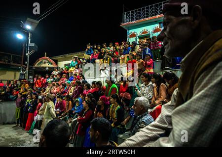 30 novembre 2022. Tehri Garhwal, Uttarakhand Inde. Les habitants de Garhwali en tenue traditionnelle vibrante dansent au rythme de la musique traditionnelle, y compris Banque D'Images