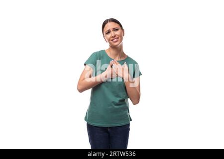 jeune femme charismatique aux cheveux noirs avec des cheveux collectés est vêtue d'un t-shirt de base et d'un jean Banque D'Images