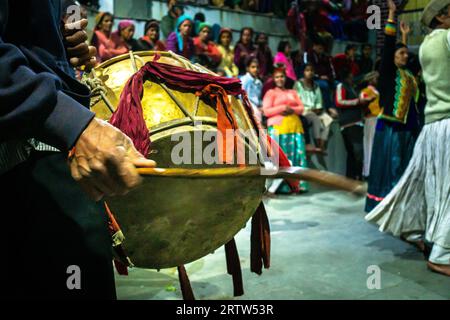 30 novembre 2022. Tehri Garhwal, Uttarakhand Inde. Les habitants de Garhwali en tenue traditionnelle vibrante dansent au rythme de la musique traditionnelle, y compris Banque D'Images