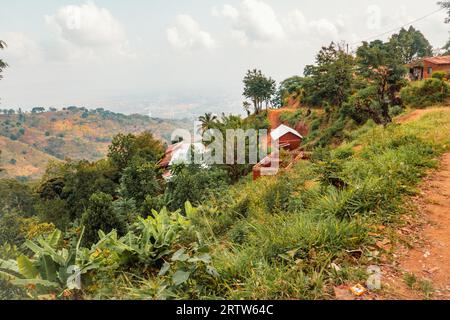 Paysages africains avec des maisons et des fermes agricoles dans les montagnes Uluguru, Tanzanie Banque D'Images