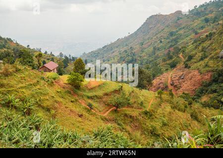 Paysages africains avec des maisons et des fermes agricoles dans les montagnes Uluguru, Tanzanie Banque D'Images