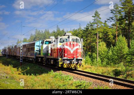 Deux locomotives diesel VR Group Class Dv12, no 2529 et 2618 dans le train de marchandises avant en direction de Hanko. Raasepori, Finlande. 8 septembre 2023 Banque D'Images