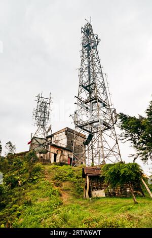 Une tour de télécommunication avec des antennes sans fil dans les montagnes des monts Uluguru dans la ville de Morogoro, au Kenya Banque D'Images