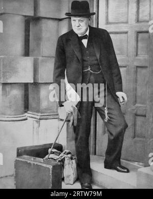 Après le déclenchement de la Seconde Guerre mondiale, le 3 septembre 1939, Winston Churchill, nommé Premier Lord de l'Amirauté, fait une pause sur les marches de l'Amirauté avant d'occuper son nouveau poste. Banque D'Images
