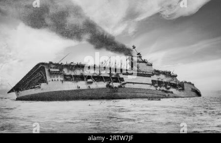 Le 17 septembre 1939, le porte-avions HMS 'Courageous' a été torpillé par un U-boot allemand. L'image montre le navire en pente, l'équipage se bousculant sur le côté dans l'eau. Sur les 1,126 membres d'équipage, 515 ont perdu la vie, dont le capitaine Mackieg-Jones. Banque D'Images