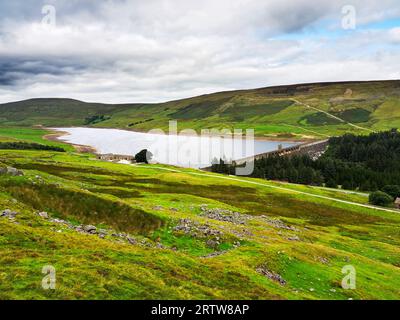 Vue du réservoir de SCAR House depuis le chemin Nidderdale jusqu'au pâturage de SCAR House Nidderdale AONB North Yorkshire England Banque D'Images