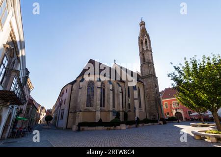 FO ter (place principale) avec église bénédictine de la Bienheureuse Marie (14e siècle) rétro-éclairée, Sopron, Hongrie Banque D'Images