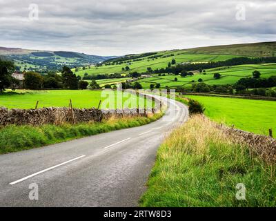 Route traversant Upper Nidderdale près de Middlesmoor Nidderdale AONB North Yorkshire Angleterre Banque D'Images