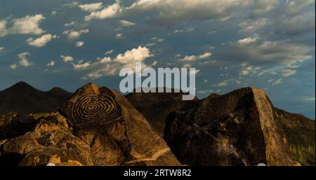 Panneau de pétroglyphes à signal Hill dans le parc national de Saguaro avec des nuages intéressants qui roulent en place après une tempête estivale. Banque D'Images