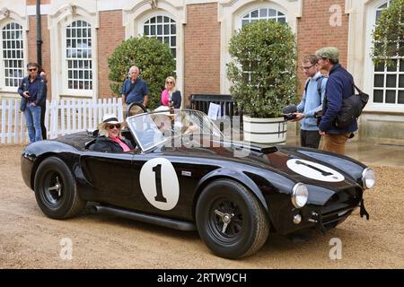 AC Shelby Cobra 'CSX 2001' (1962) (Prince Michael of Kent Award Winner), Concours of Elegance 2023, Hampton court Palace, Londres, Royaume-Uni, Europe Banque D'Images