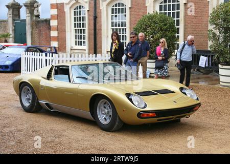 Lamborghini Miura P400 SV (1971)(vainqueur de la décennie : années 1970), Concours of Elegance 2023, Hampton court Palace, Londres, Royaume-Uni, Europe Banque D'Images