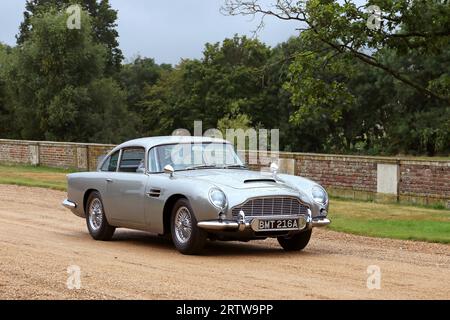 Aston Martin DB5 (1964) (James Bond 'Goldfinger' Recreation), Concours of Elegance 2023, Hampton court Palace, Londres, Royaume-Uni, Europe Banque D'Images