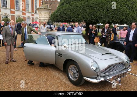 Aston Martin DB5 (1964) (James Bond 'Goldfinger' Recreation), Concours of Elegance 2023, Hampton court Palace, Londres, Royaume-Uni, Europe Banque D'Images