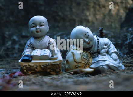 Statuettes de bébés moines sur la montagne Namsan, Geongju (Kyongju) Banque D'Images