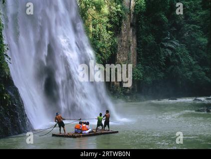 Chutes de Pagsanjan, radeau touristique Banque D'Images