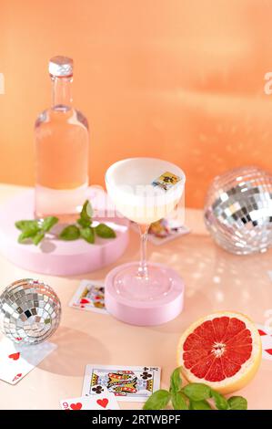 Cocktail, une boisson aigre avec Gin, et mousse de blanc d'oeuf Banque D'Images