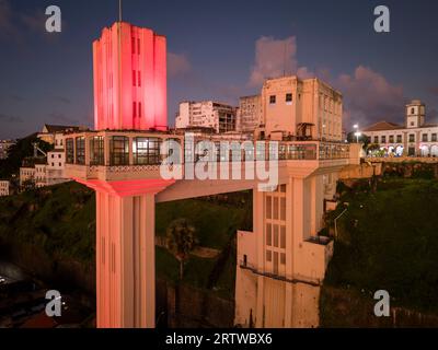 Belle vue aérienne à l'immeuble historique d'ascenseur de la ville à Salvador Banque D'Images