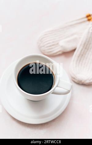 Une tasse de café noir dans une tasse de café blanc avec de la crème et musta Banque D'Images