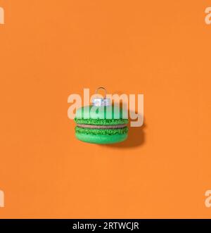 boule de macaron de noël sur fond orange Banque D'Images