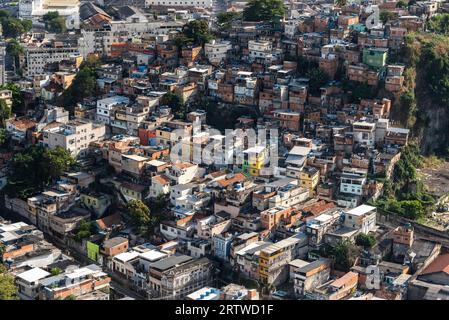 Belle vue aérienne sur les bâtiments de la ville et les bidonvilles à Rio de Janeiro Banque D'Images