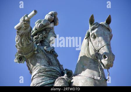 Statue de bronze de Louis XIV à l'extérieur du château de Versailles. Versailles, France. Banque D'Images